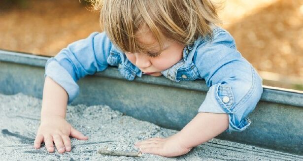 ребенок играет в песочнице и заражается глистами